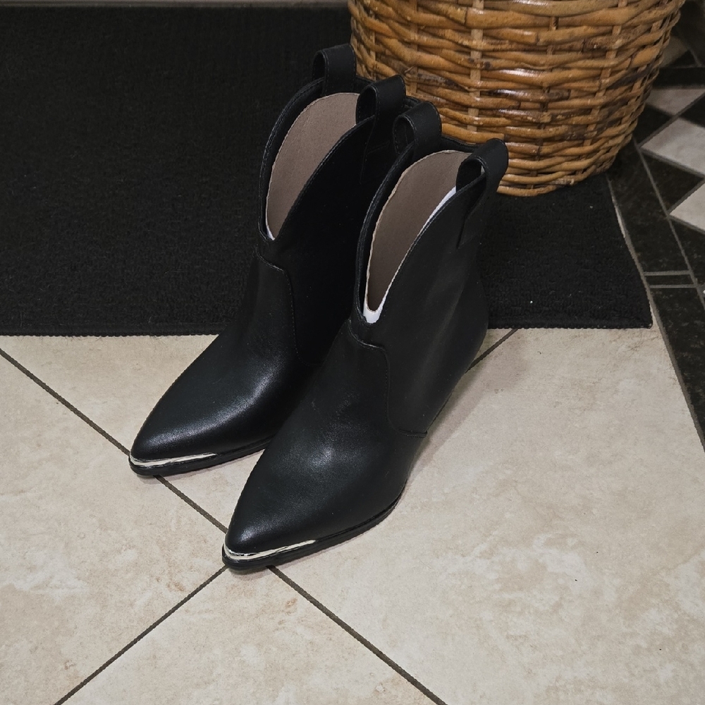 Universal Thread Pointed Toe W/Silver Detail Ankle Booties Black Size 7.5 NWT